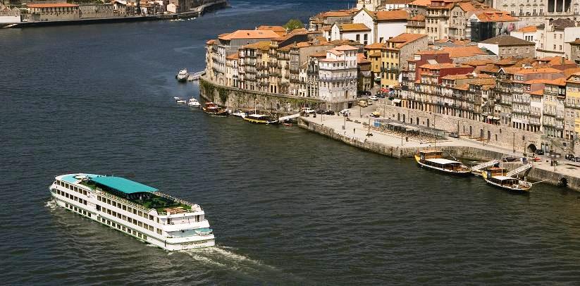 El MS Fernando de Magalhaes navegado frente a la bella ciudad de Oporto (Portugal) CRUCEROS CROISIEUROPE OFERTAS ESPECIALES DUERO RIOS FLUVIALES CRUCEROS